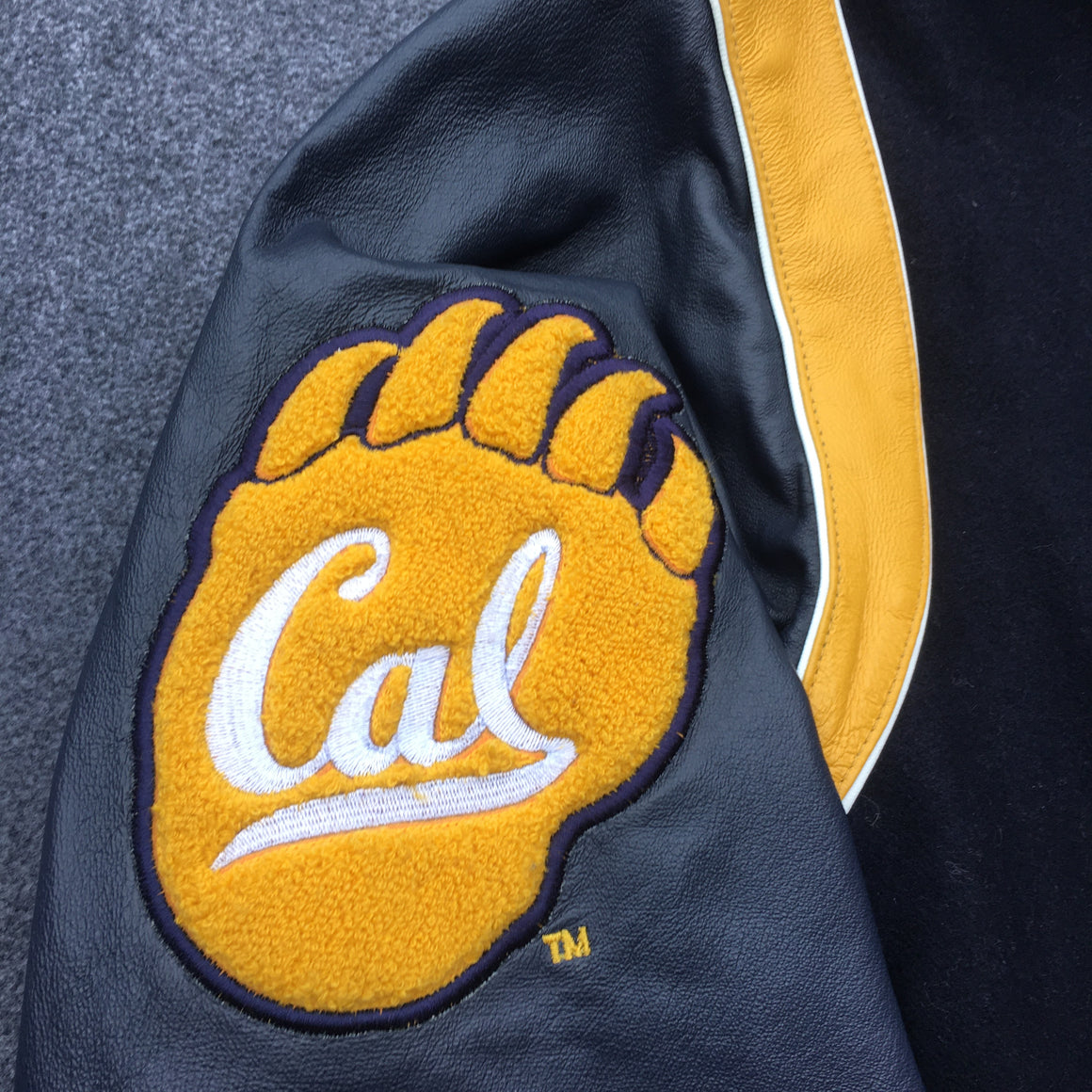 Cal Golden Bears reversible jacket - M / L